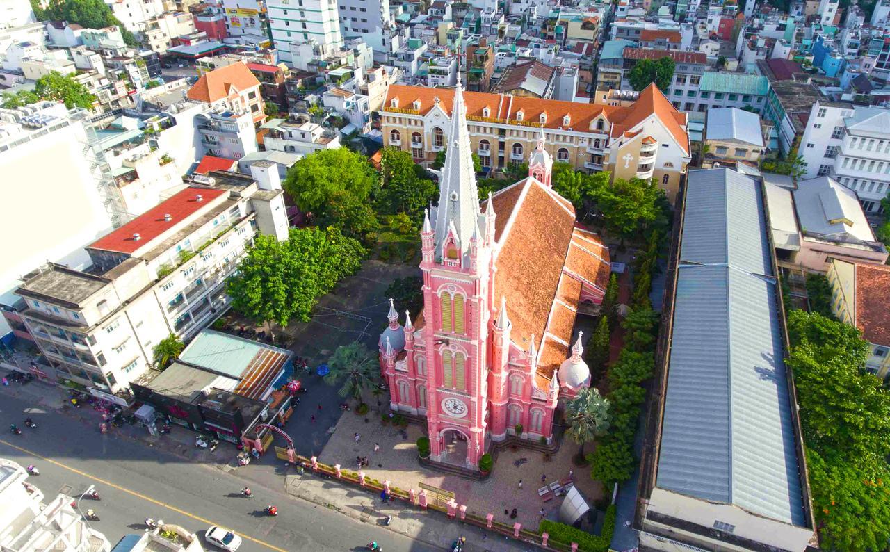The Nguyens Cafe - Pink Church View ホーチミン市 エクステリア 写真